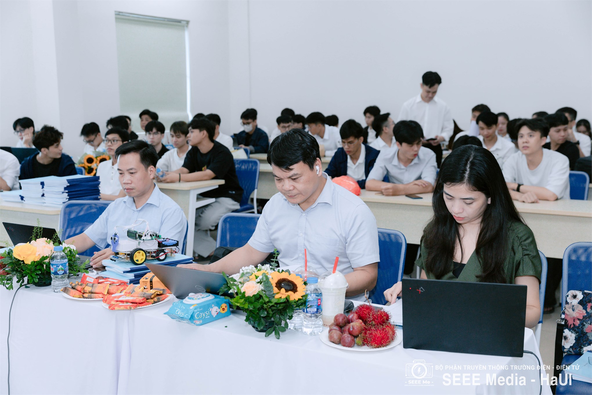 Sinh viên K16 – Trường Điện – Điện tử hoàn thành mùa bảo vệ đồ án tốt nghiệp đầy ấn tượng
