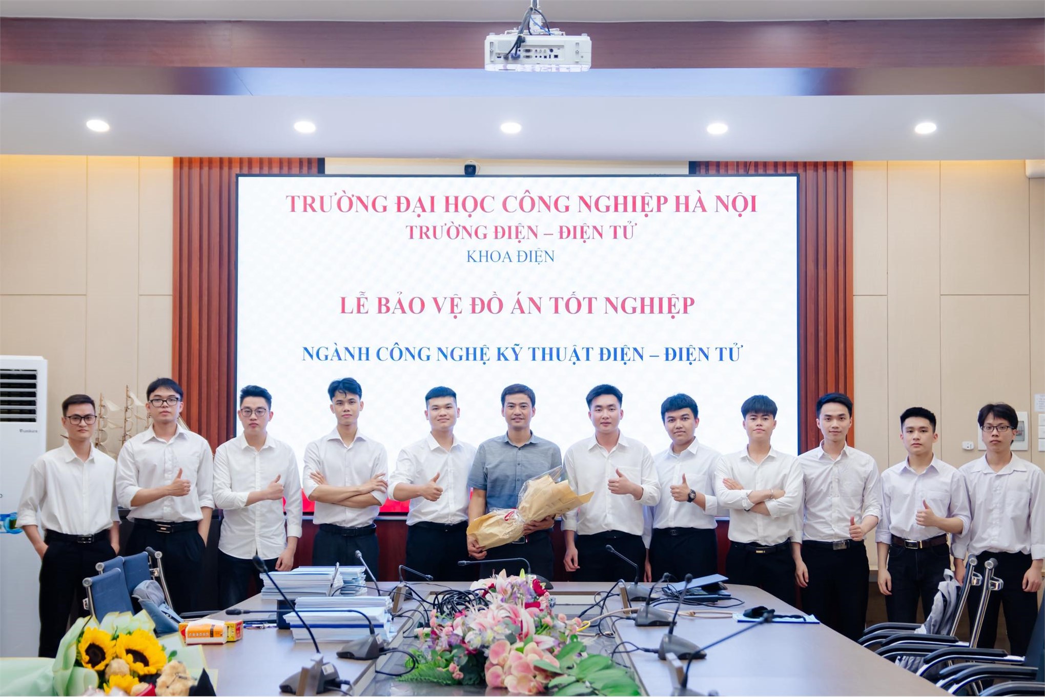 Sinh viên K16 – Trường Điện – Điện tử hoàn thành mùa bảo vệ đồ án tốt nghiệp đầy ấn tượng