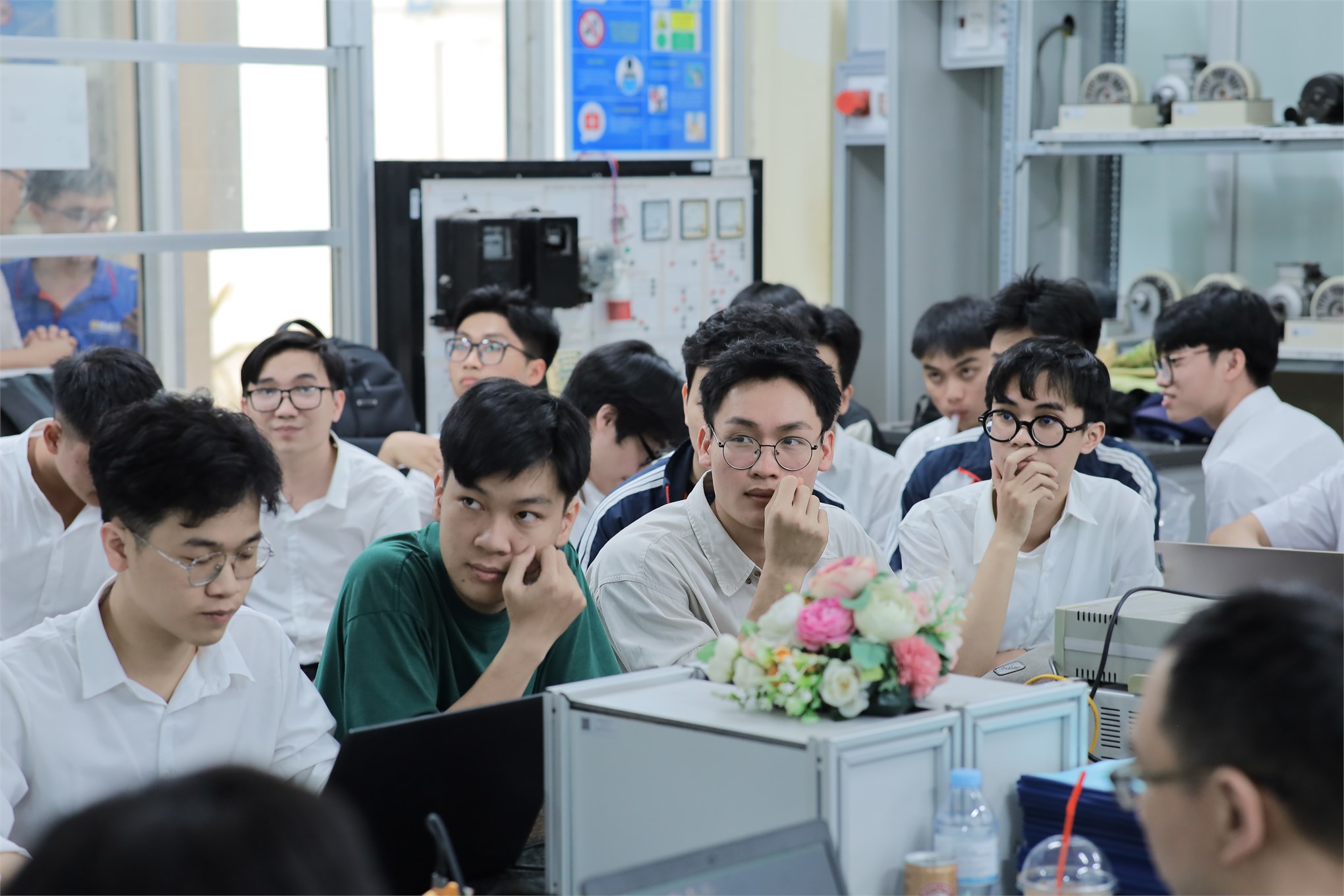 Sinh viên K16 – Trường Điện – Điện tử hoàn thành mùa bảo vệ đồ án tốt nghiệp đầy ấn tượng