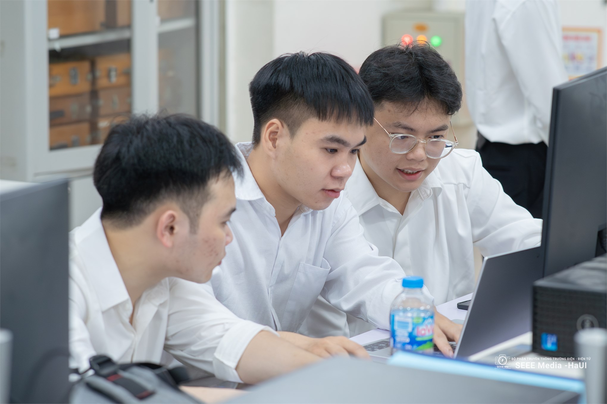 Sinh viên K16 – Trường Điện – Điện tử hoàn thành mùa bảo vệ đồ án tốt nghiệp đầy ấn tượng