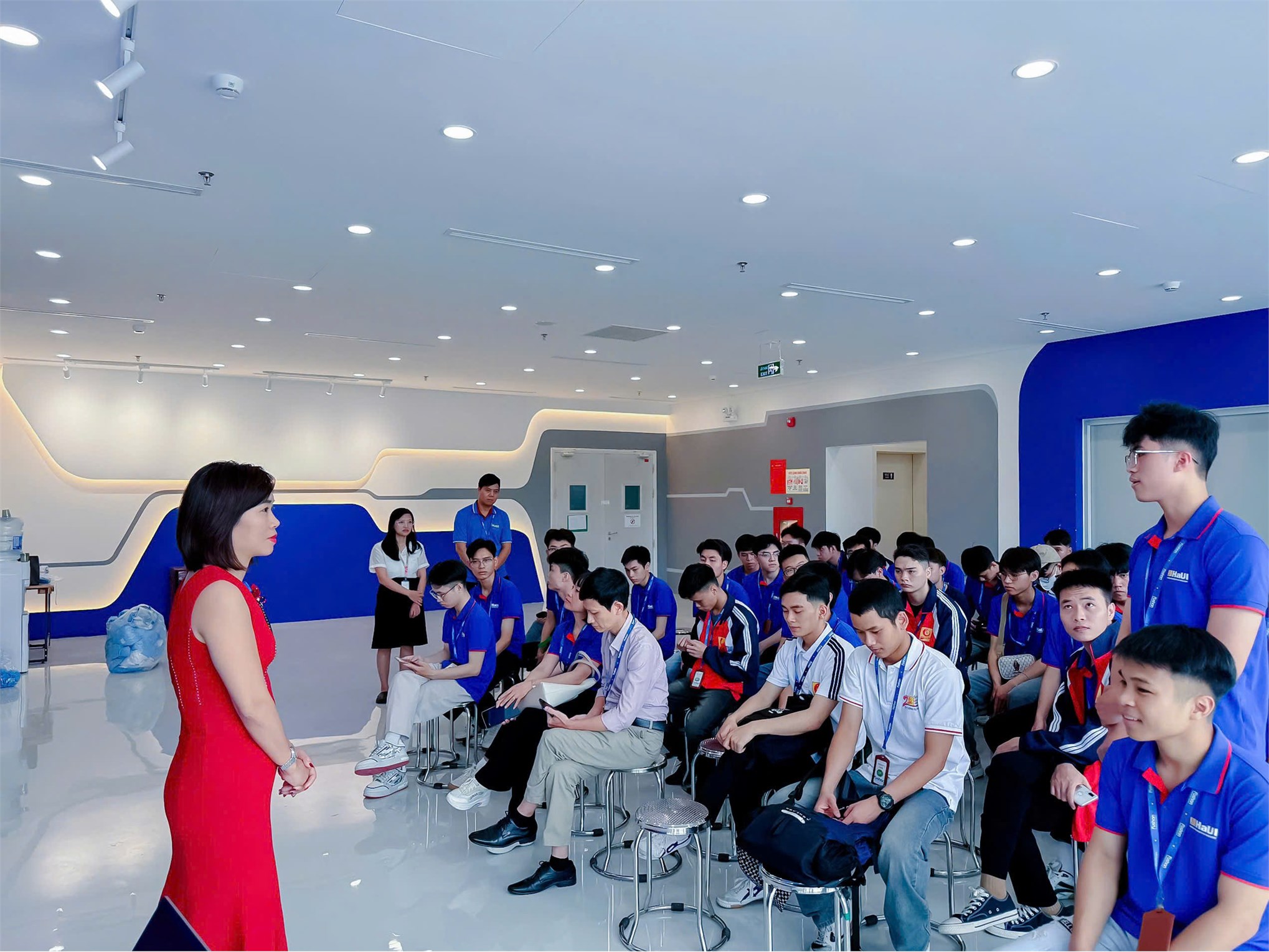 Giảng viên và sinh viên Trường Điện – Điện tử tham quan thực tế tại Công ty Fushan Technology Việt Nam