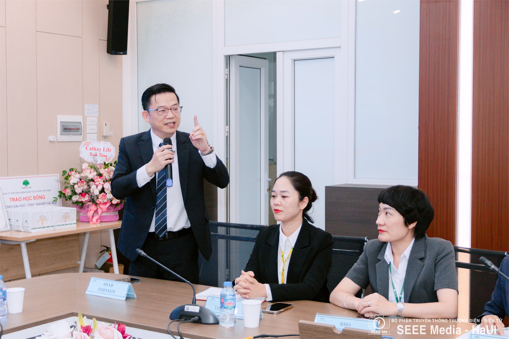 Trao học bổng Cathay Life Việt Nam cho sinh viên Trường Điện – Điện tử