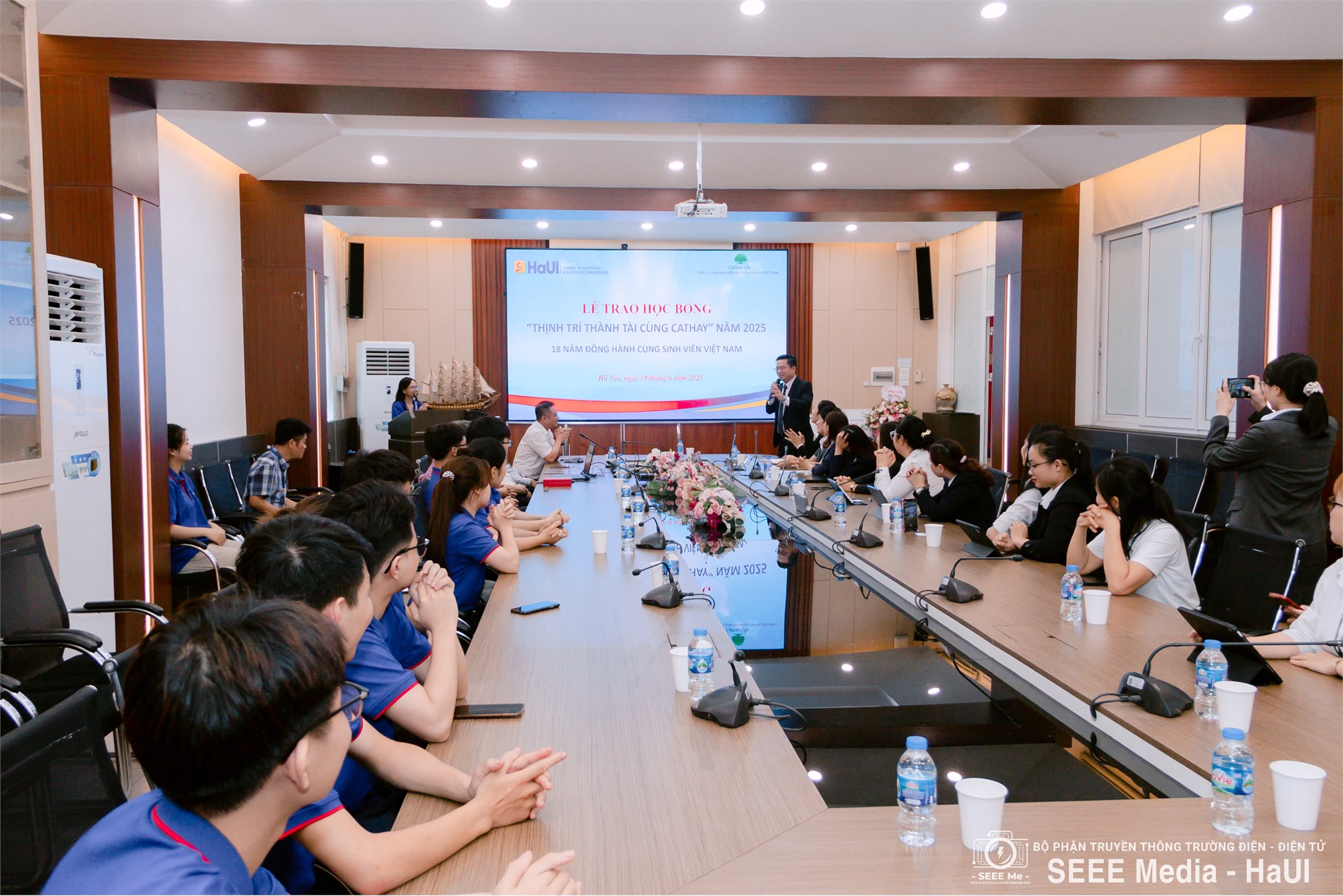Trao học bổng Cathay Life Việt Nam cho sinh viên Trường Điện – Điện tử