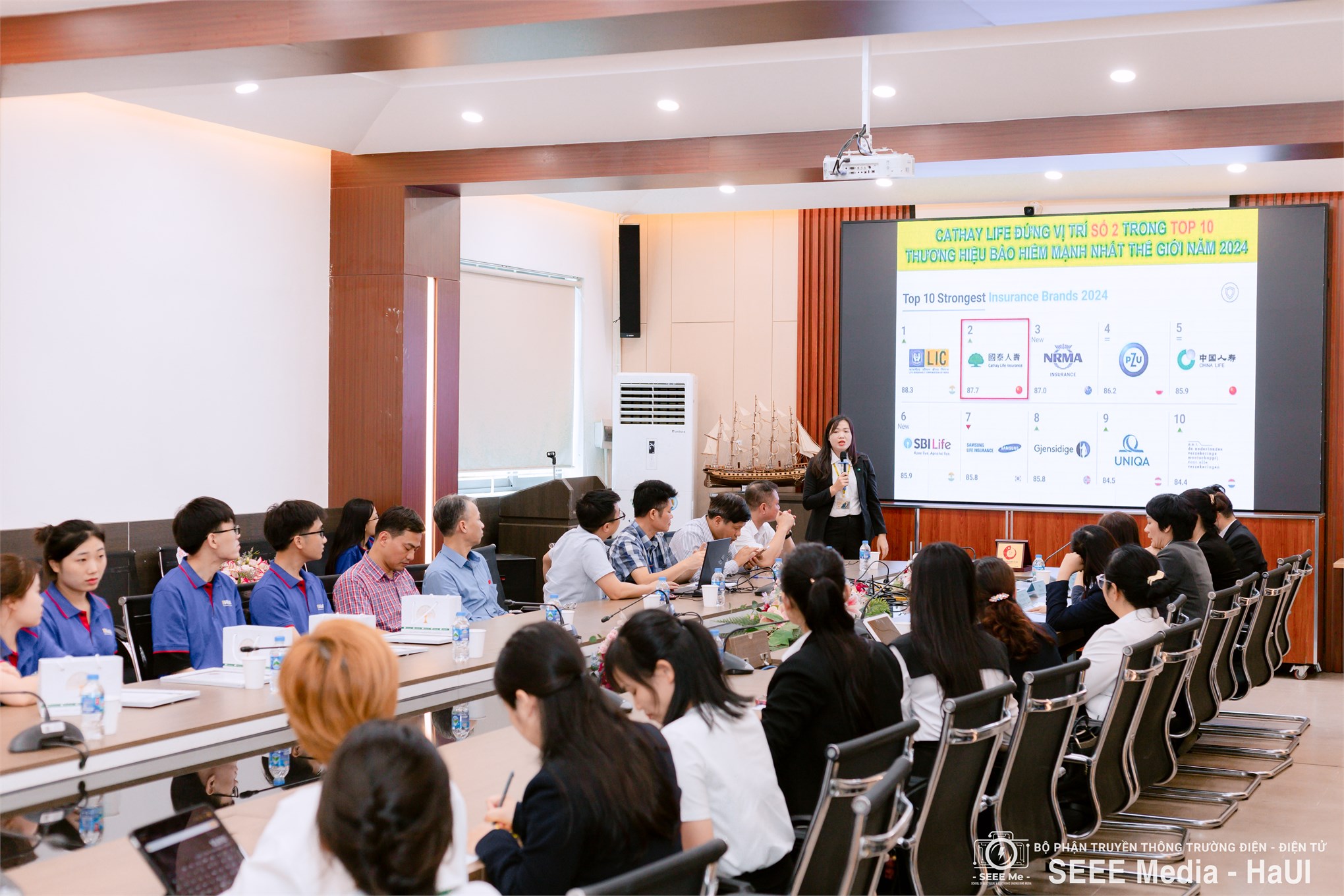 Trao học bổng Cathay Life Việt Nam cho sinh viên Trường Điện – Điện tử