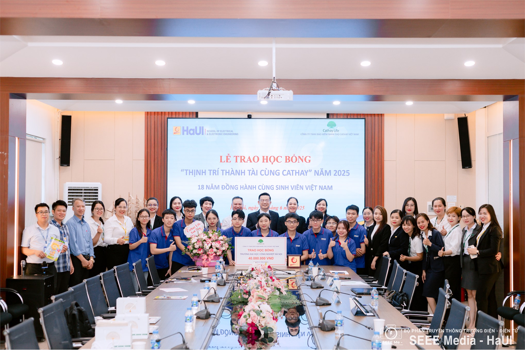 Trao học bổng Cathay Life Việt Nam cho sinh viên Trường Điện – Điện tử