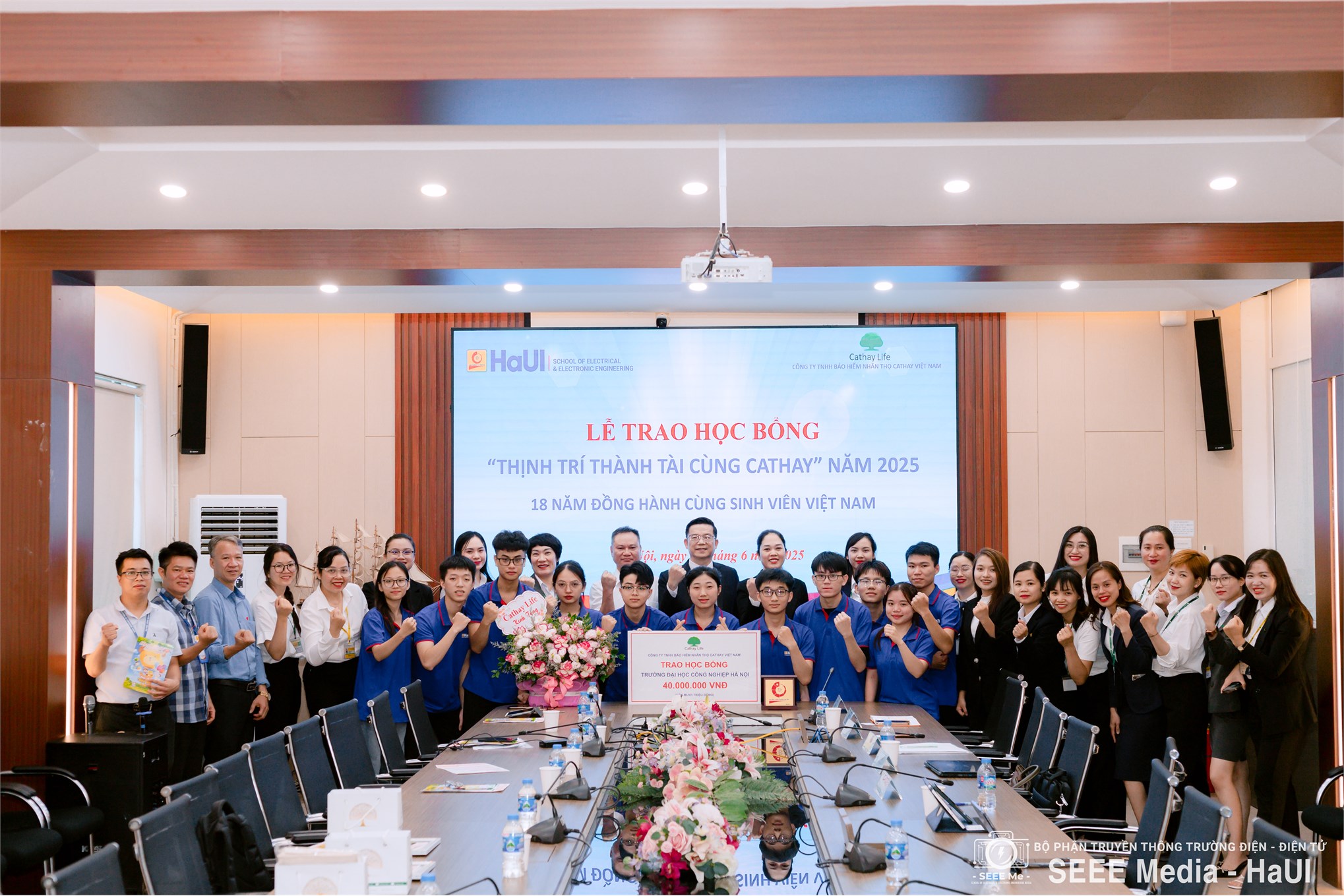 Trao học bổng Cathay Life Việt Nam cho sinh viên Trường Điện – Điện tử