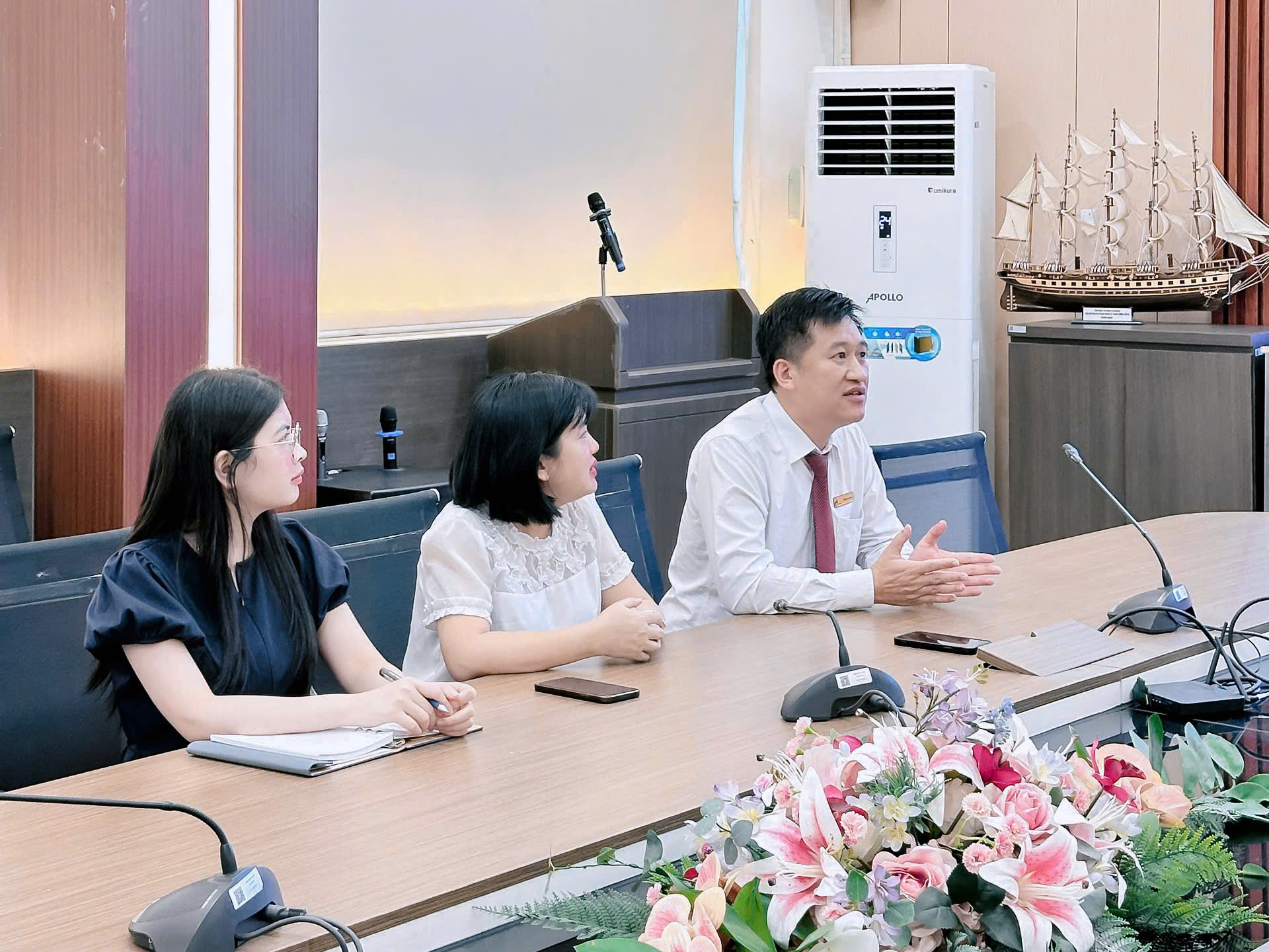 Công ty Nam Vượng đến thăm và trao đổi hợp tác với Trường Điện – Điện tử