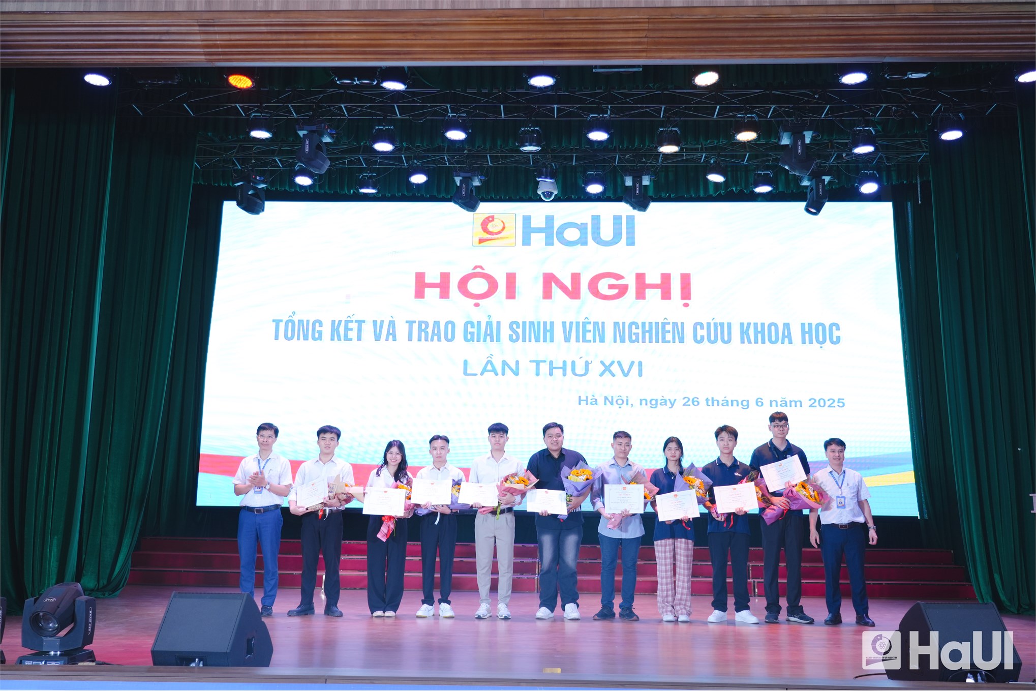 Trường Điện – Điện tử: Ghi dấu ấn trong Hội nghị Sinh viên Nghiên cứu Khoa học cấp trường