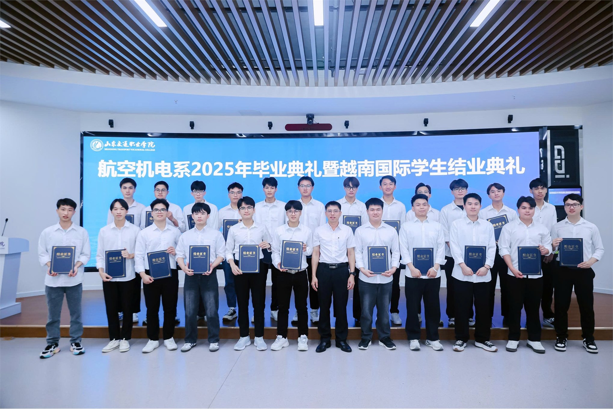 23 sinh viên HaUI được trao bằng tốt nghiệp chương trình đào tạo liên kết 3,5+0,5 tại Học viện Giao thông Sơn Đông, Trung Quốc