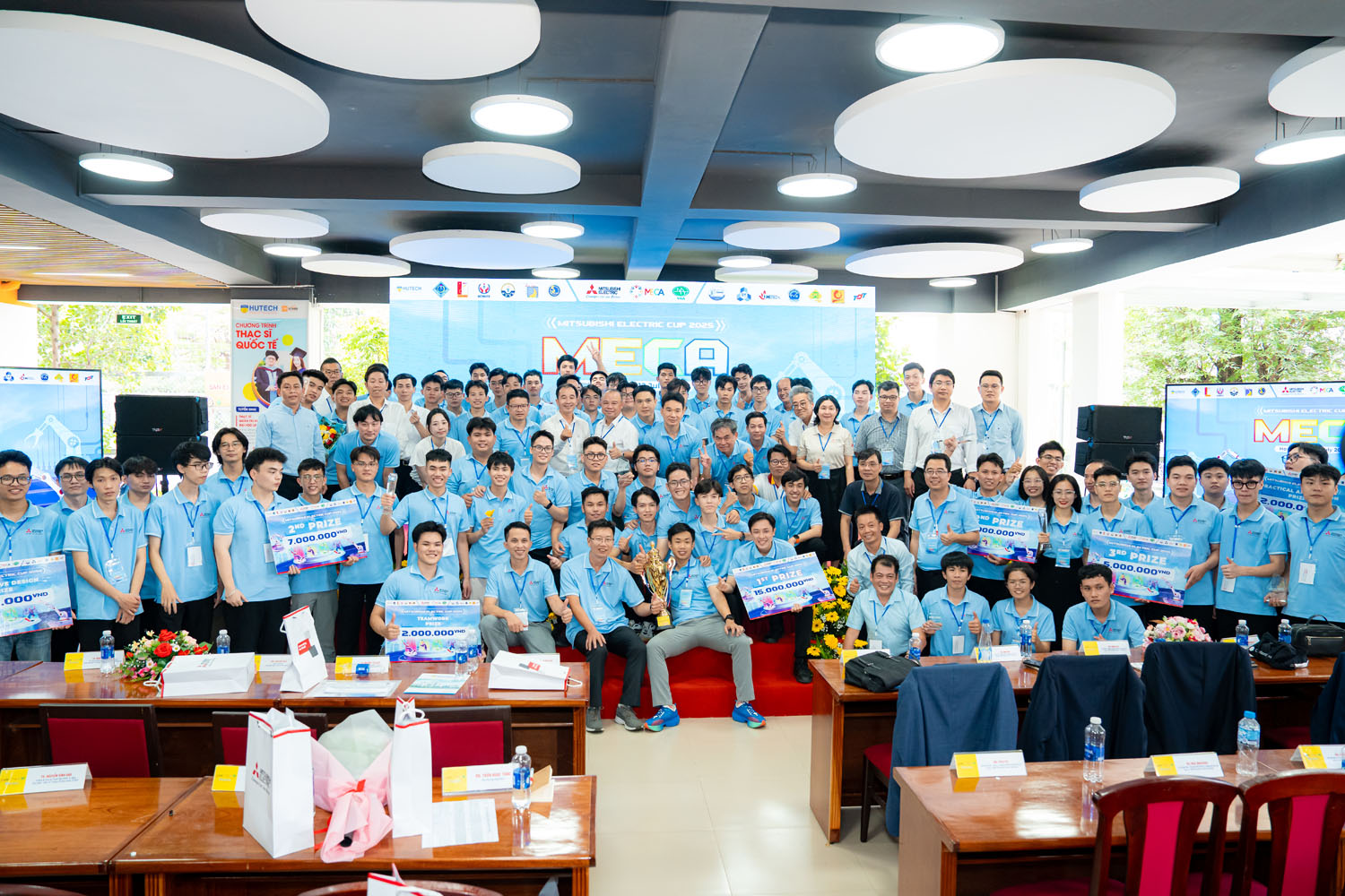 Sinh viên Trường Điện – Điện tử đạt giải “Thiết kế ấn tượng” tại Chung kết MECA 2025