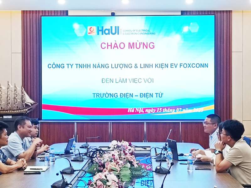 Trường Điện – Điện tử tiếp đón và làm việc với Công ty TNHH Năng lượng và linh kiện EV Foxconn (Việt Nam)