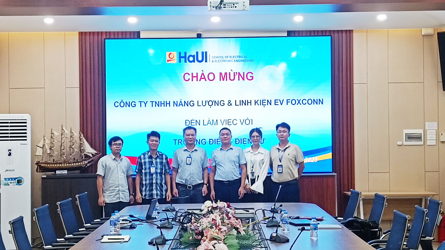 Trường Điện – Điện tử tiếp đón và làm việc với Công ty TNHH Năng lượng và linh kiện EV Foxconn (Việt Nam)