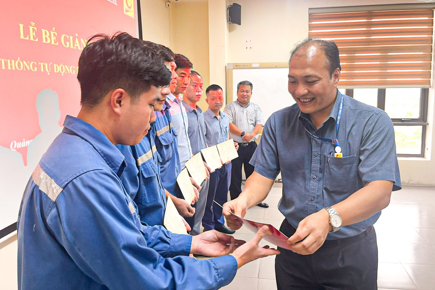 Bế giảng khóa đào tạo “Hệ thống tự động hóa công nghiệp” – Nền tảng thúc đẩy hợp tác giữa Trường Điện – Điện tử và Trung tâm An toàn mỏ