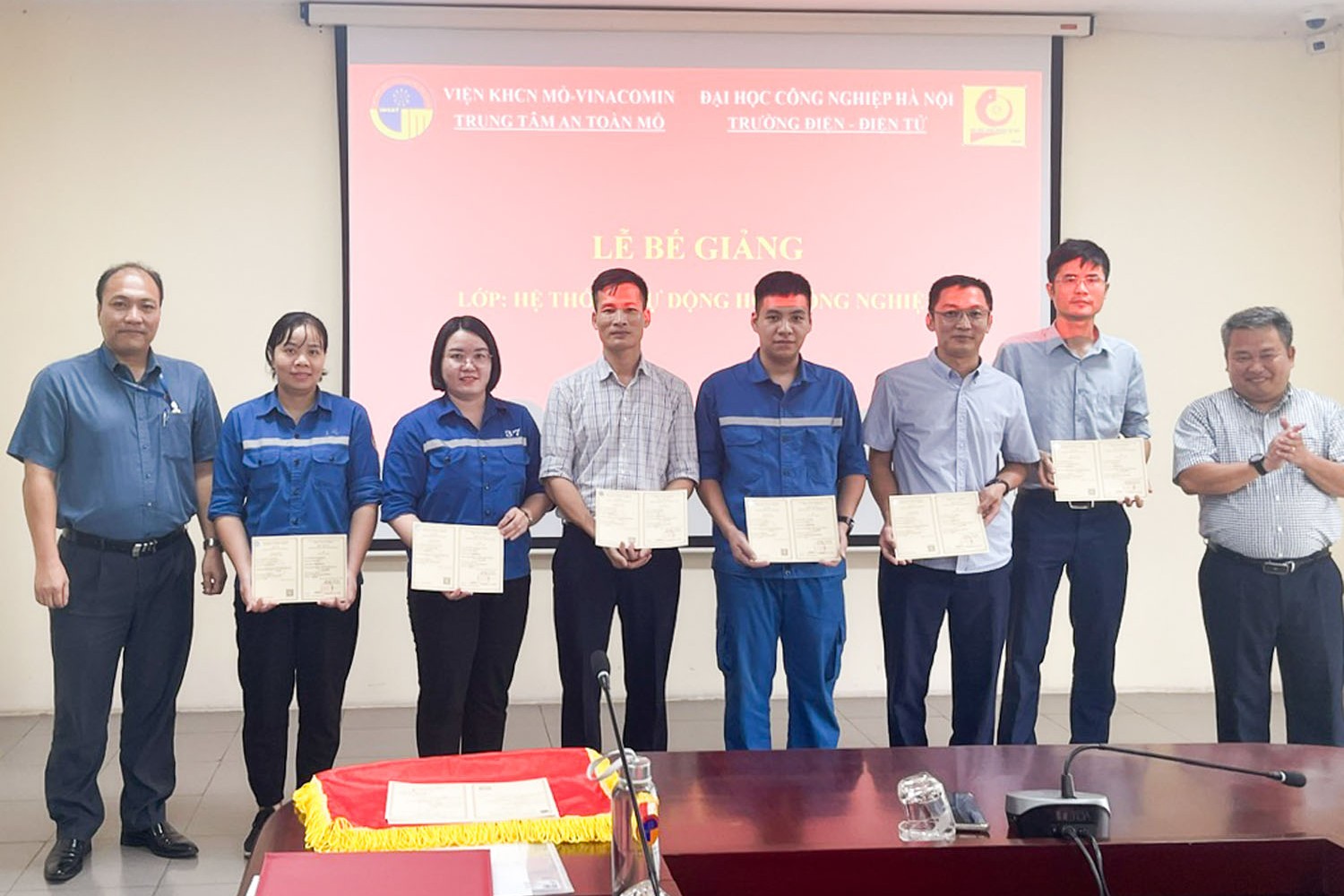 Bế giảng khóa đào tạo “Hệ thống tự động hóa công nghiệp” – Nền tảng thúc đẩy hợp tác giữa Trường Điện – Điện tử và Trung tâm An toàn mỏ