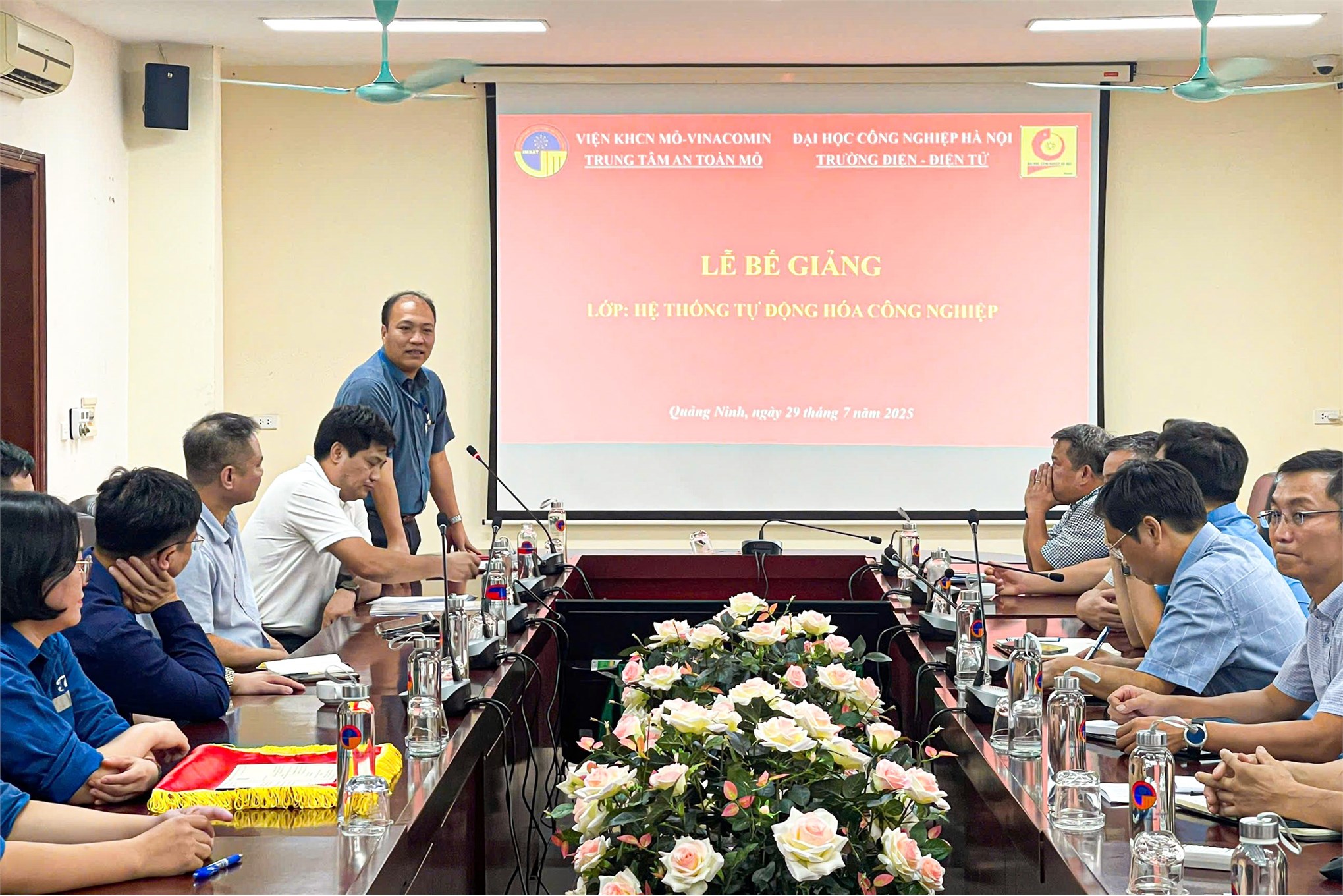 Bế giảng khóa đào tạo “Hệ thống tự động hóa công nghiệp” – Nền tảng thúc đẩy hợp tác giữa Trường Điện – Điện tử và Trung tâm An toàn mỏ