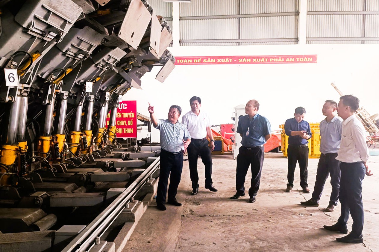 Bế giảng khóa đào tạo “Hệ thống tự động hóa công nghiệp” – Nền tảng thúc đẩy hợp tác giữa Trường Điện – Điện tử và Trung tâm An toàn mỏ