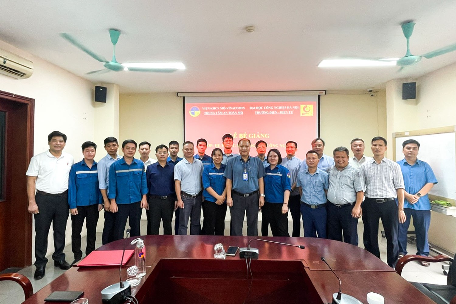 Bế giảng khóa đào tạo “Hệ thống tự động hóa công nghiệp” – Nền tảng thúc đẩy hợp tác giữa Trường Điện – Điện tử và Trung tâm An toàn mỏ