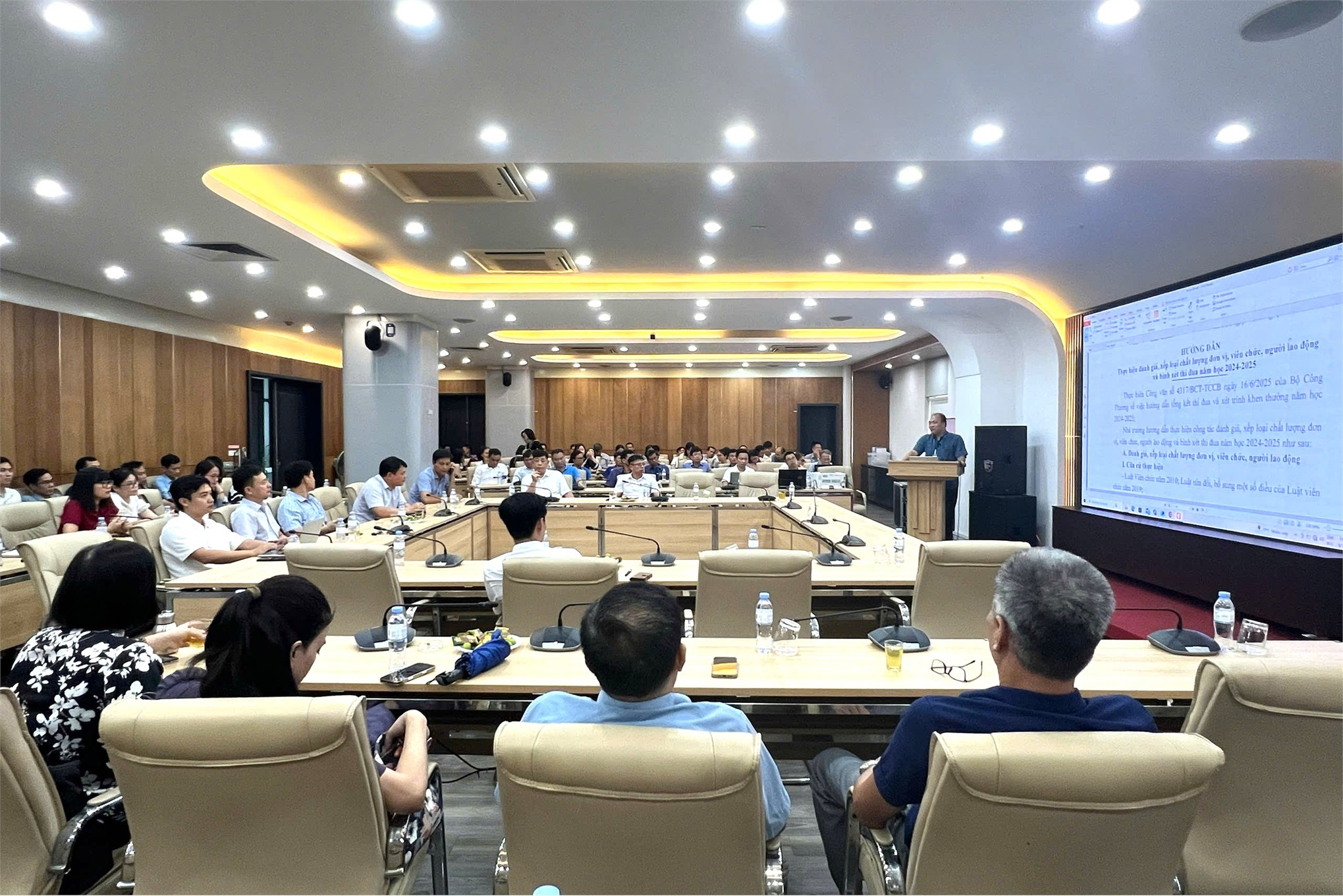 Trường Điện – Điện tử tổ chức hội nghị đánh giá, bình xét thi đua khen thưởng năm học 2024–2025