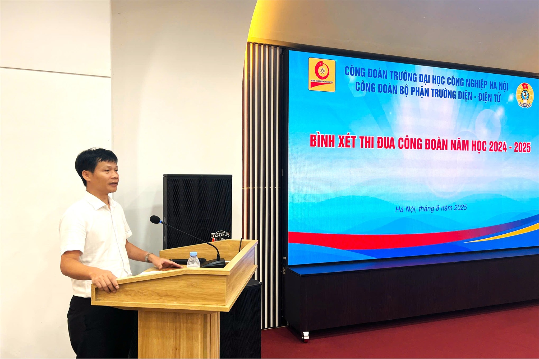 Trường Điện – Điện tử tổ chức hội nghị đánh giá, bình xét thi đua khen thưởng năm học 2024–2025