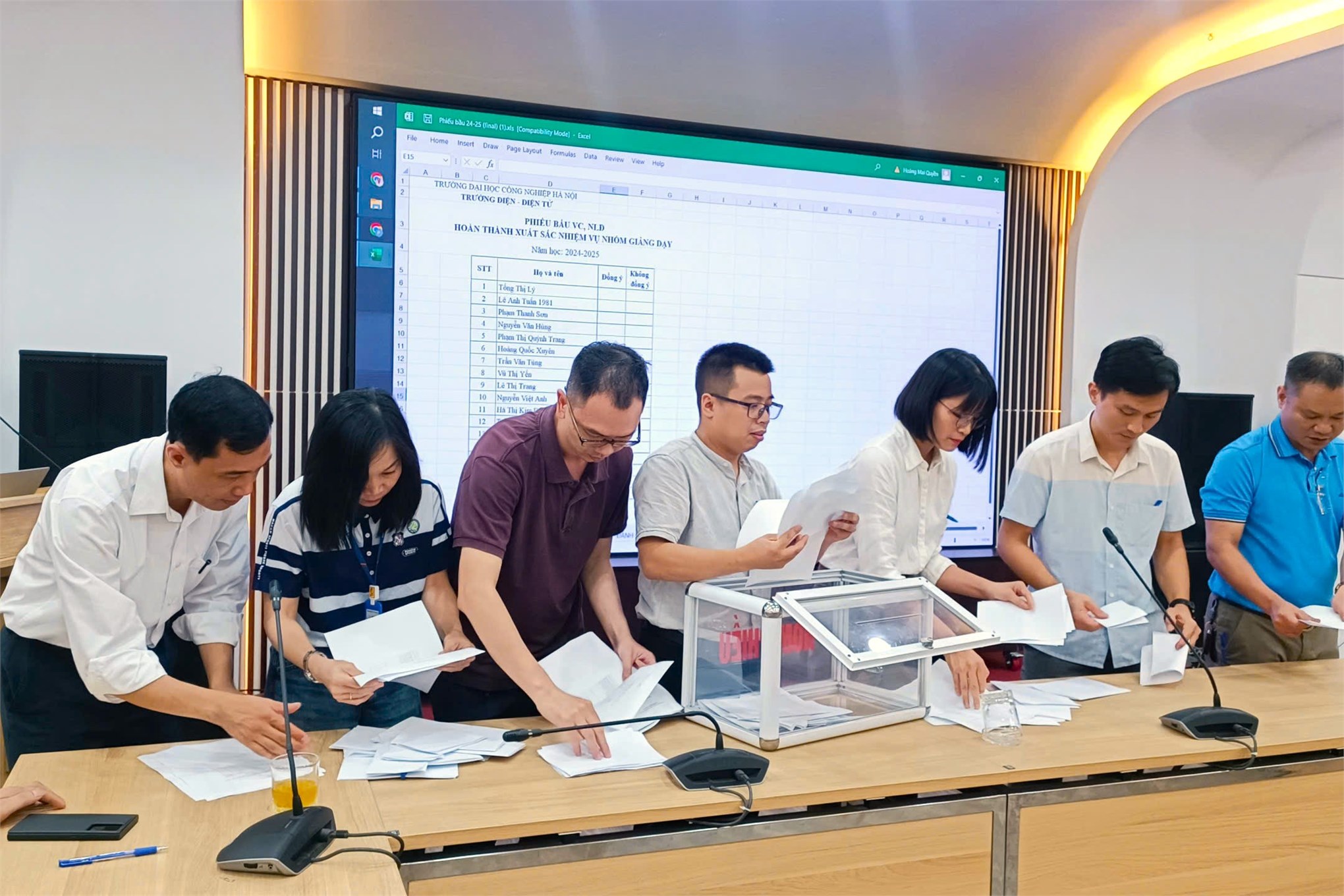 Trường Điện – Điện tử tổ chức hội nghị đánh giá, bình xét thi đua khen thưởng năm học 2024–2025