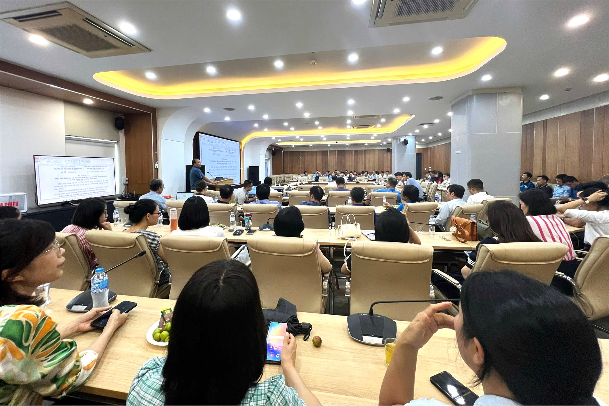Trường Điện – Điện tử tổ chức hội nghị đánh giá, bình xét thi đua khen thưởng năm học 2024–2025