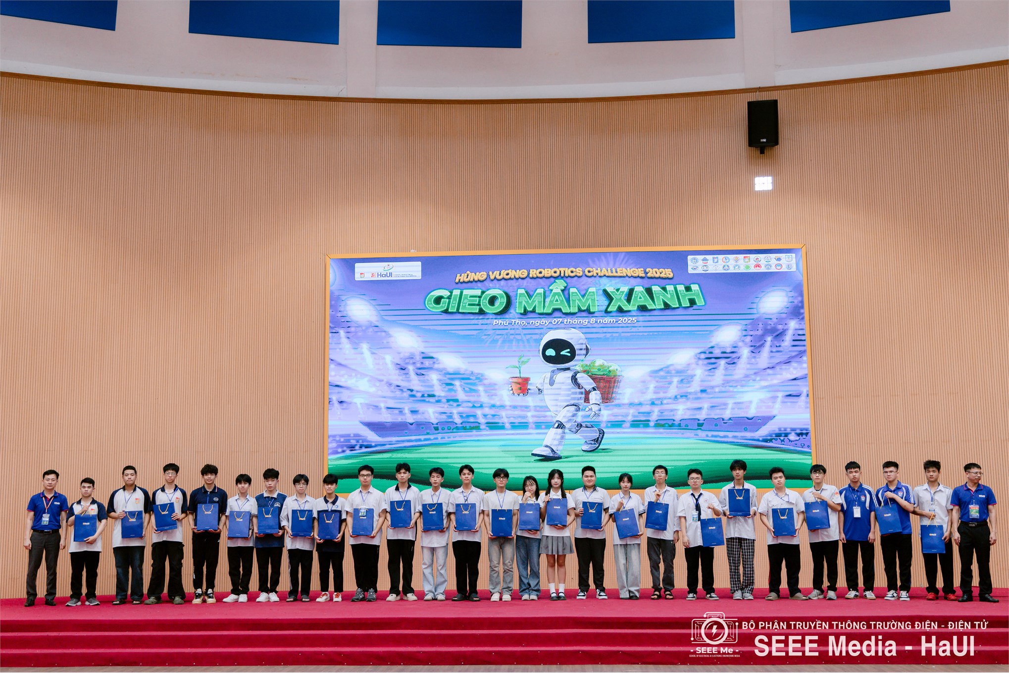 Hùng Vương Robotics Challenge 2025 – Trường Điện – Điện tử lan tỏa đam mê công nghệ và tư duy sáng tạo tới thế hệ trẻ