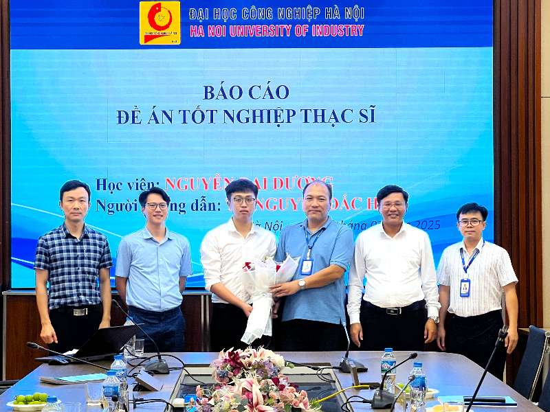 Bảo vệ thành công đề án tốt nghiệp thạc sĩ ngành Kỹ thuật Điện tử: “Nghiên cứu, thiết kế và chế tạo cảm biến điện dung kiểm soát tốc độ vi bơm tiêm truyền ứng dụng trong y tế”