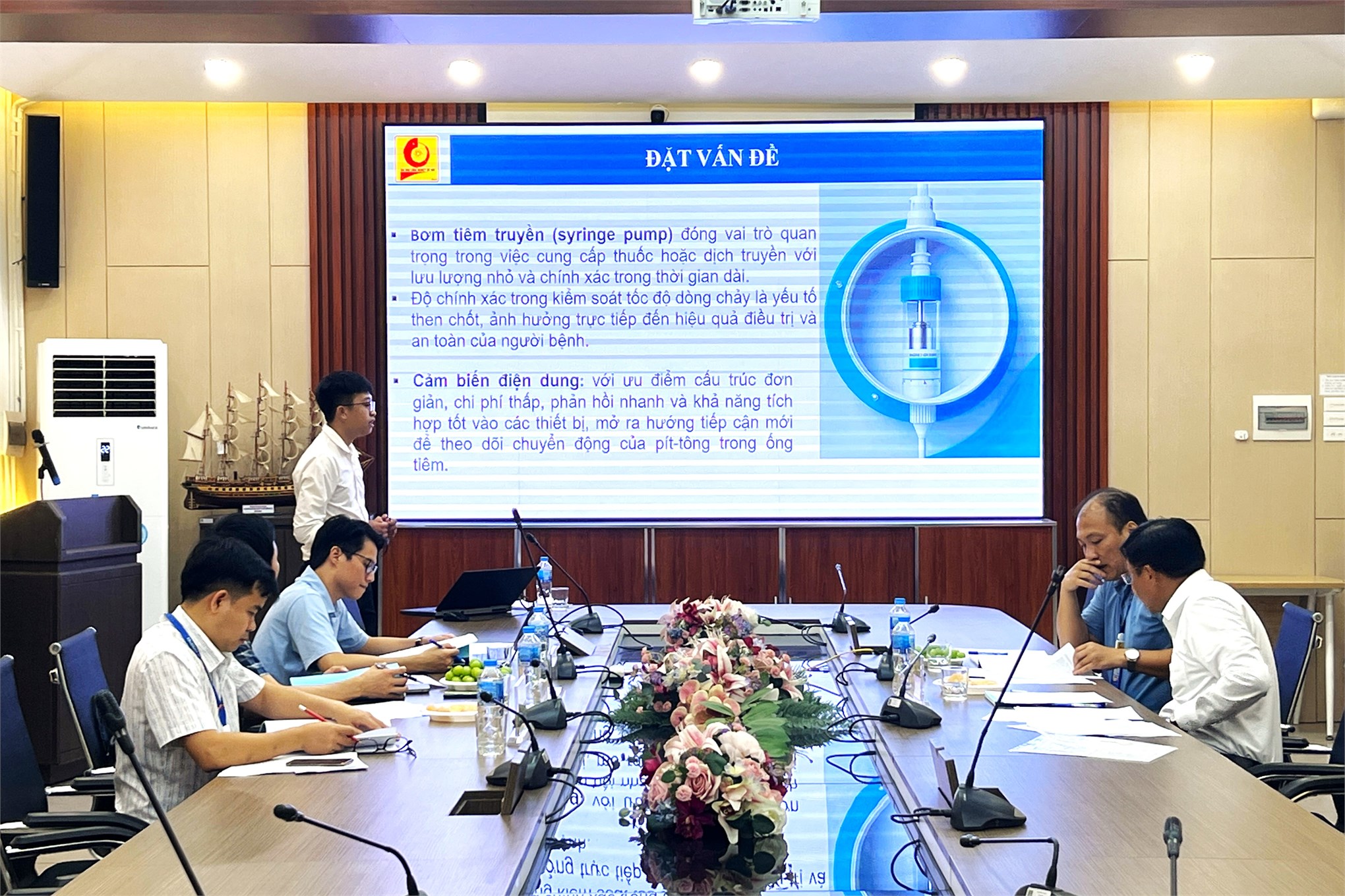 Bảo vệ thành công đề án tốt nghiệp thạc sĩ ngành Kỹ thuật Điện tử: Thiết kế cảm biến điện dung kiểm soát tốc độ vi bơm tiêm truyền ứng dụng trong y tế