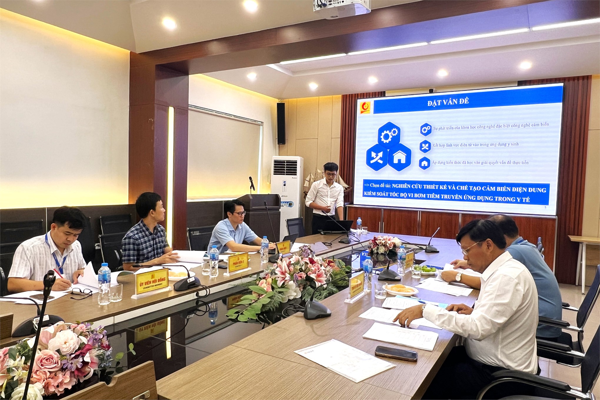 Bảo vệ thành công đề án tốt nghiệp thạc sĩ ngành Kỹ thuật Điện tử: Thiết kế cảm biến điện dung kiểm soát tốc độ vi bơm tiêm truyền ứng dụng trong y tế