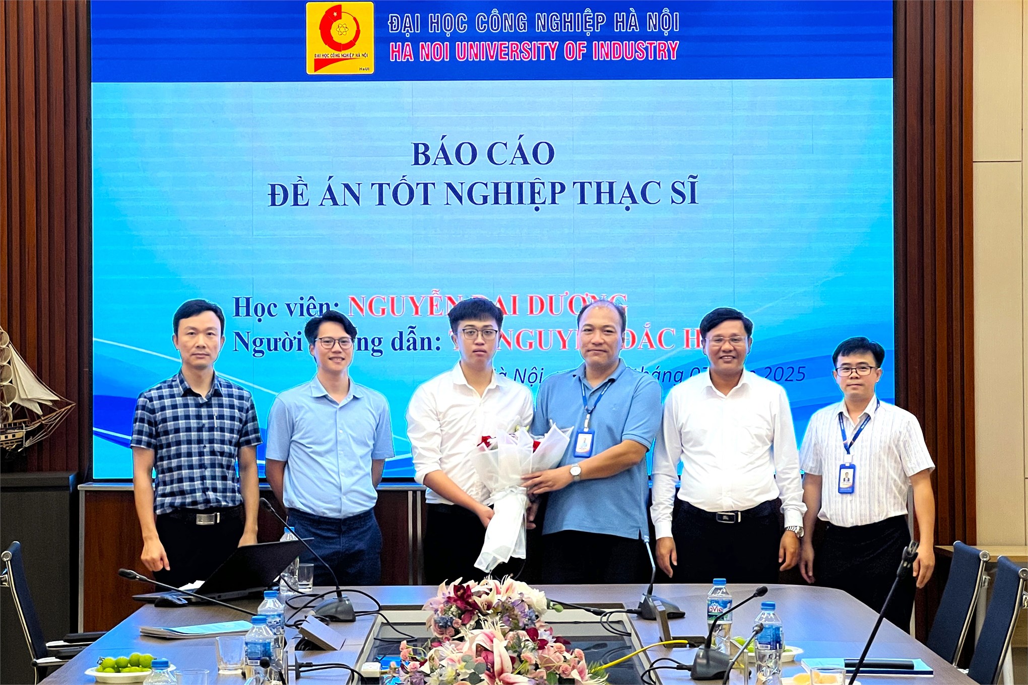 Bảo vệ thành công đề án tốt nghiệp thạc sĩ ngành Kỹ thuật Điện tử: Thiết kế cảm biến điện dung kiểm soát tốc độ vi bơm tiêm truyền ứng dụng trong y tế