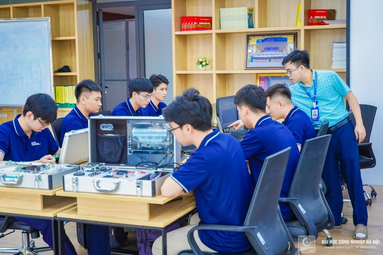 Chu Thế Khải – Sinh viên tiêu biểu toàn diện của lớp Điện tử EMI K17