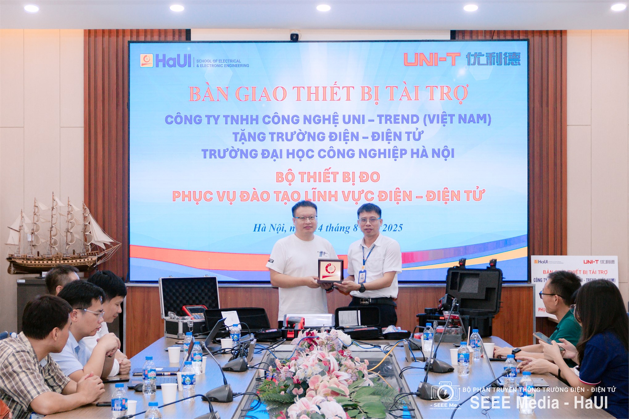 Trường Điện – Điện tử tiếp nhận thiết bị tài trợ từ Công ty Uni-Trend (Việt Nam)
