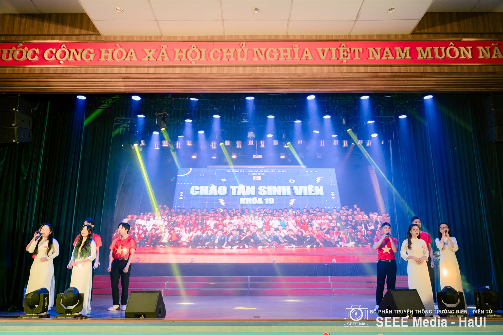 Trường Điện – Điện tử long trọng tổ chức Lễ Tốt nghiệp năm 2025: Hơn 1000 tân Kỹ sư, Cử nhân tự tin bước vào hành trình mới