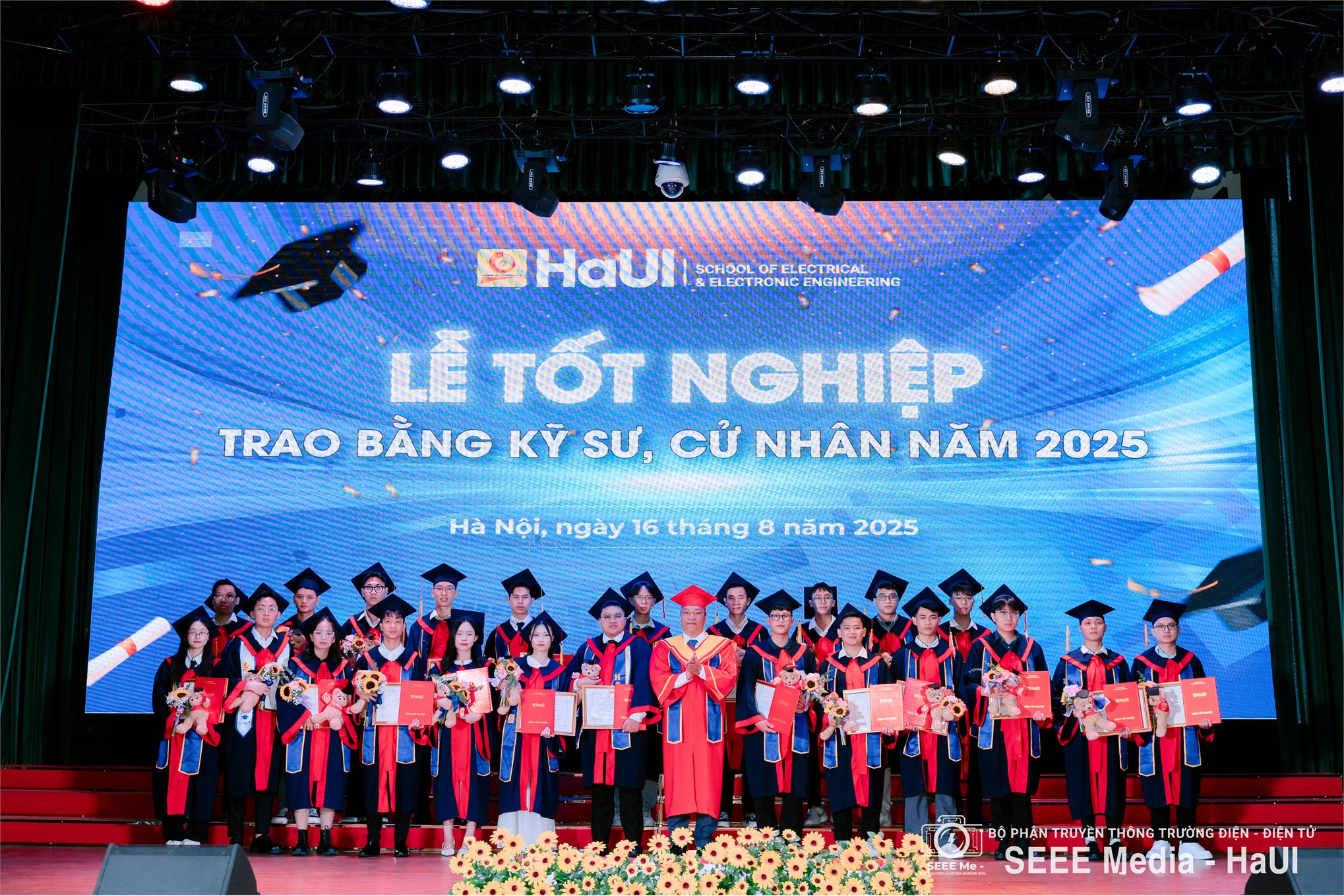 Trường Điện – Điện tử long trọng tổ chức Lễ Tốt nghiệp năm 2025: Hơn 1000 tân Kỹ sư, Cử nhân tự tin bước vào hành trình mới