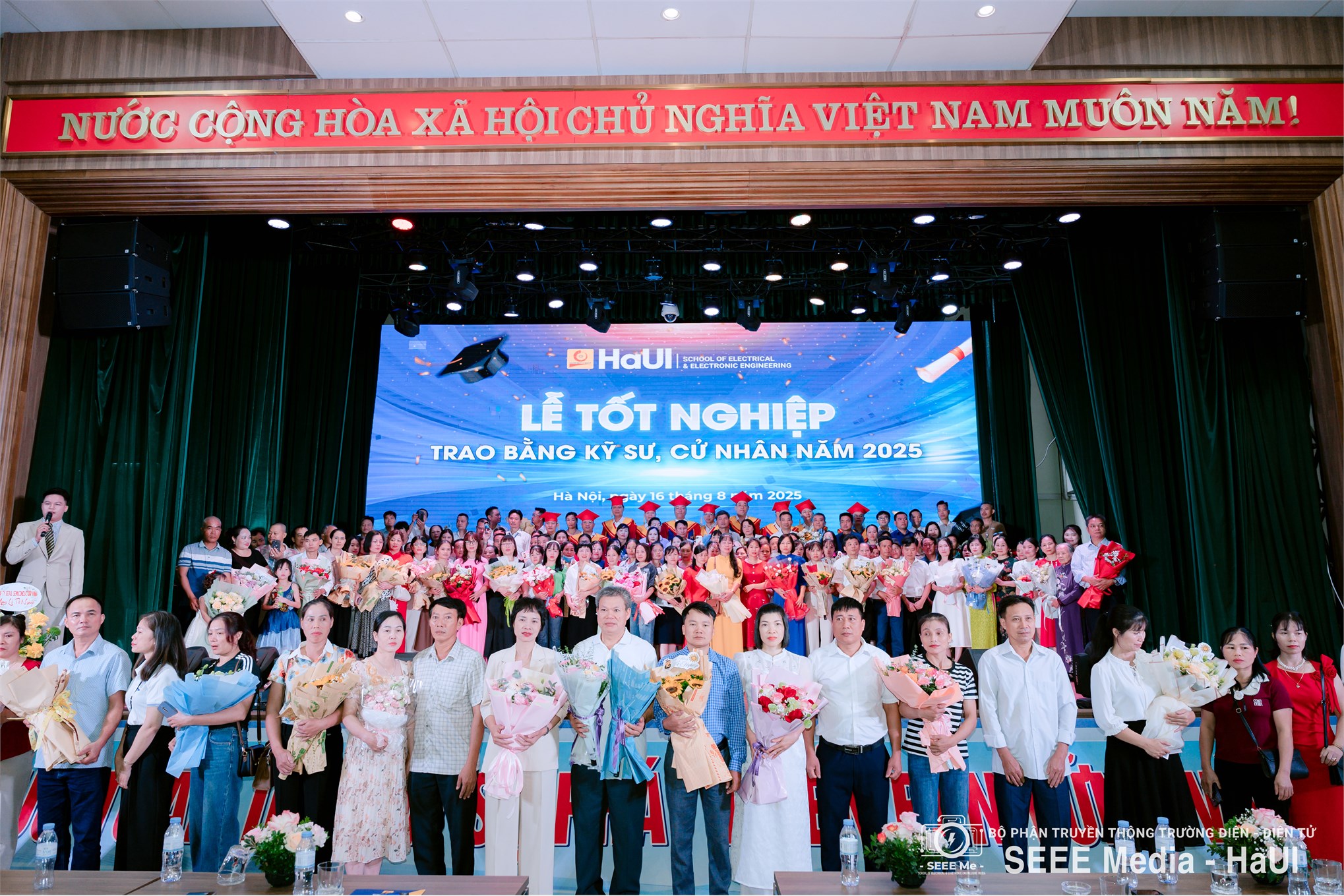 Trường Điện – Điện tử long trọng tổ chức Lễ Tốt nghiệp năm 2025: Hơn 1000 tân Kỹ sư, Cử nhân tự tin bước vào hành trình mới