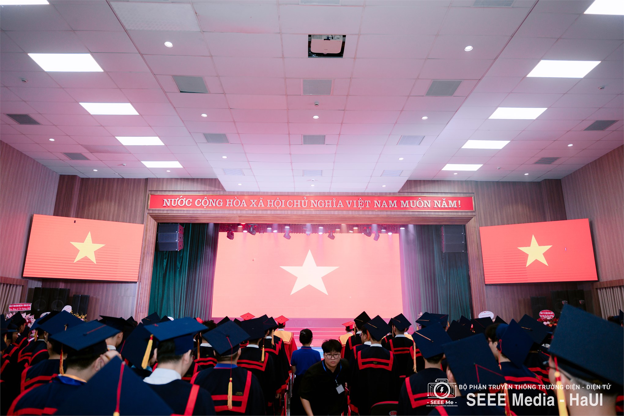 Trường Điện – Điện tử long trọng tổ chức Lễ Tốt nghiệp năm 2025: Hơn 1000 tân Kỹ sư, Cử nhân tự tin bước vào hành trình mới