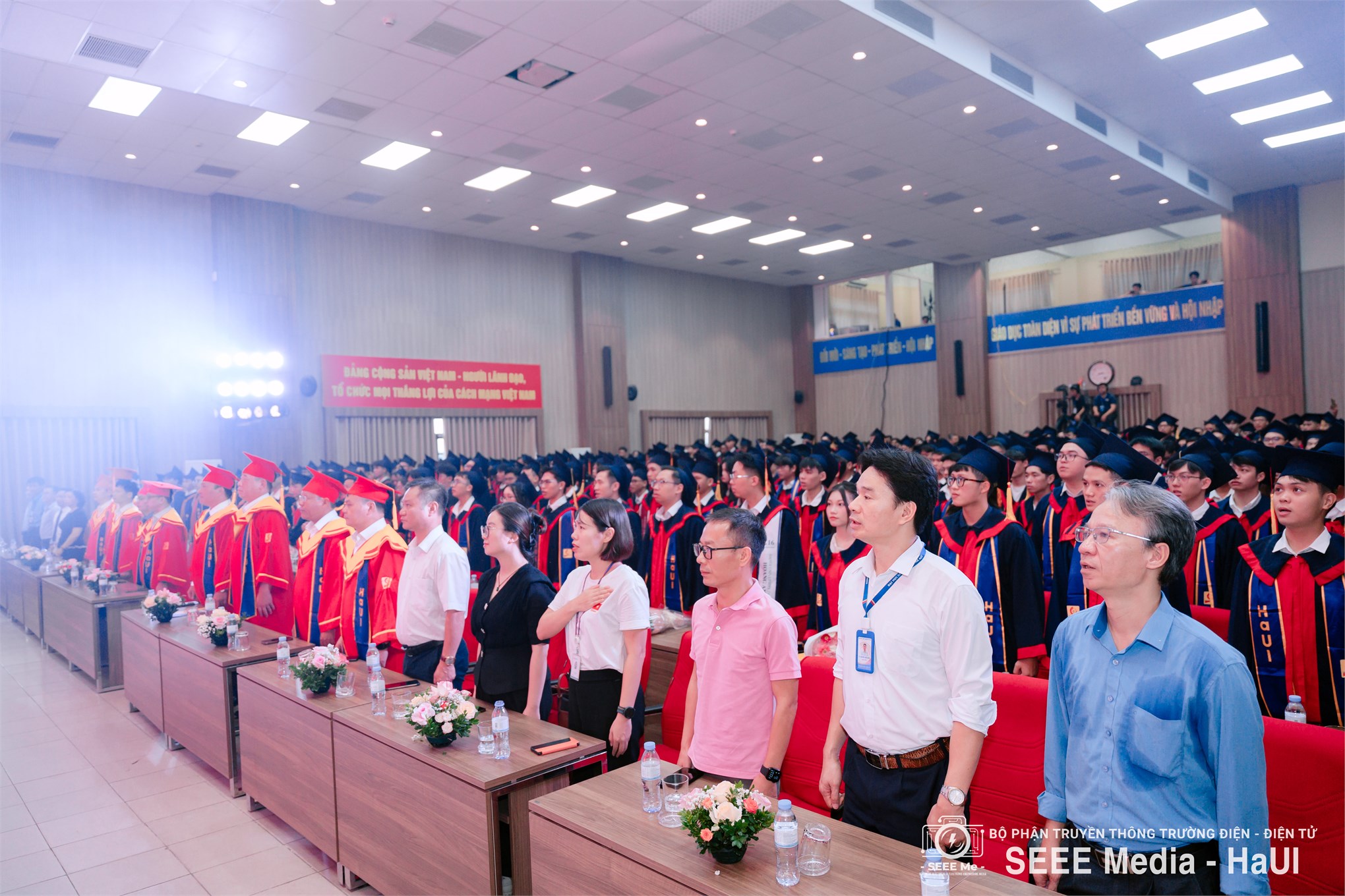 Trường Điện – Điện tử long trọng tổ chức Lễ Tốt nghiệp năm 2025: Hơn 1000 tân Kỹ sư, Cử nhân tự tin bước vào hành trình mới