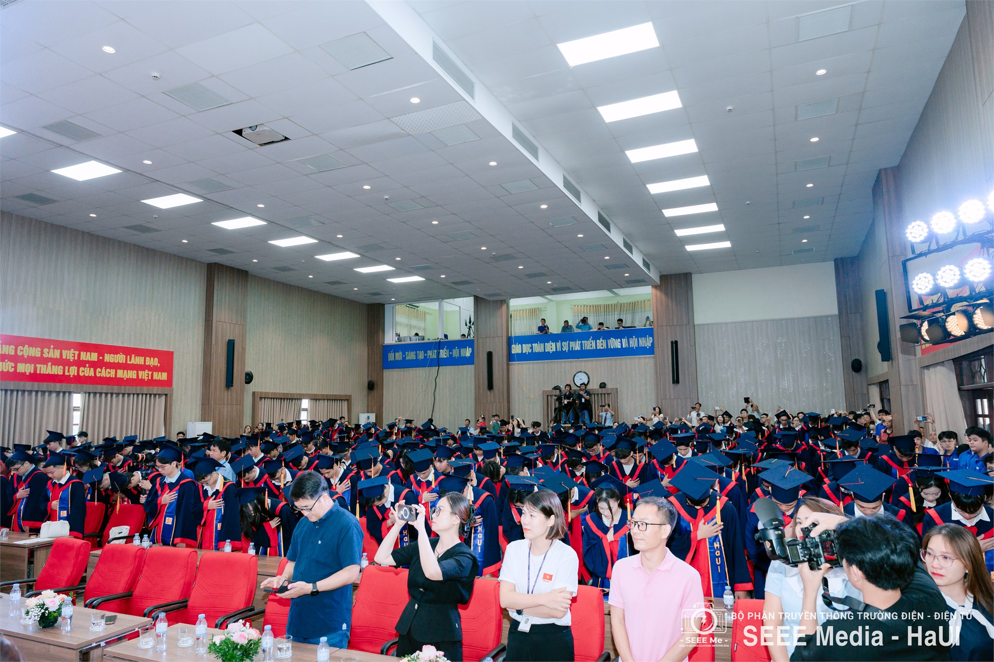 Trường Điện – Điện tử long trọng tổ chức Lễ Tốt nghiệp năm 2025: Hơn 1000 tân Kỹ sư, Cử nhân tự tin bước vào hành trình mới
