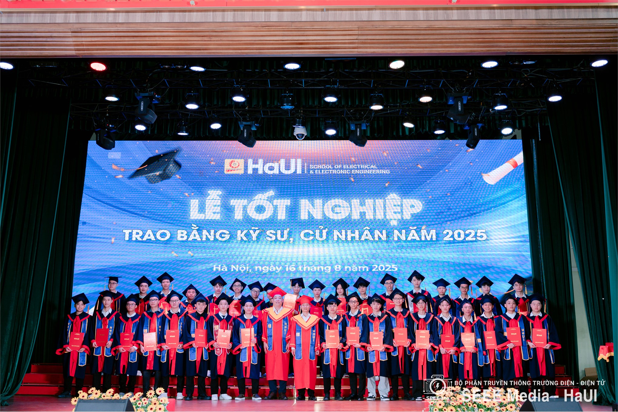 Trường Điện – Điện tử long trọng tổ chức Lễ Tốt nghiệp năm 2025: Hơn 1000 tân Kỹ sư, Cử nhân tự tin bước vào hành trình mới