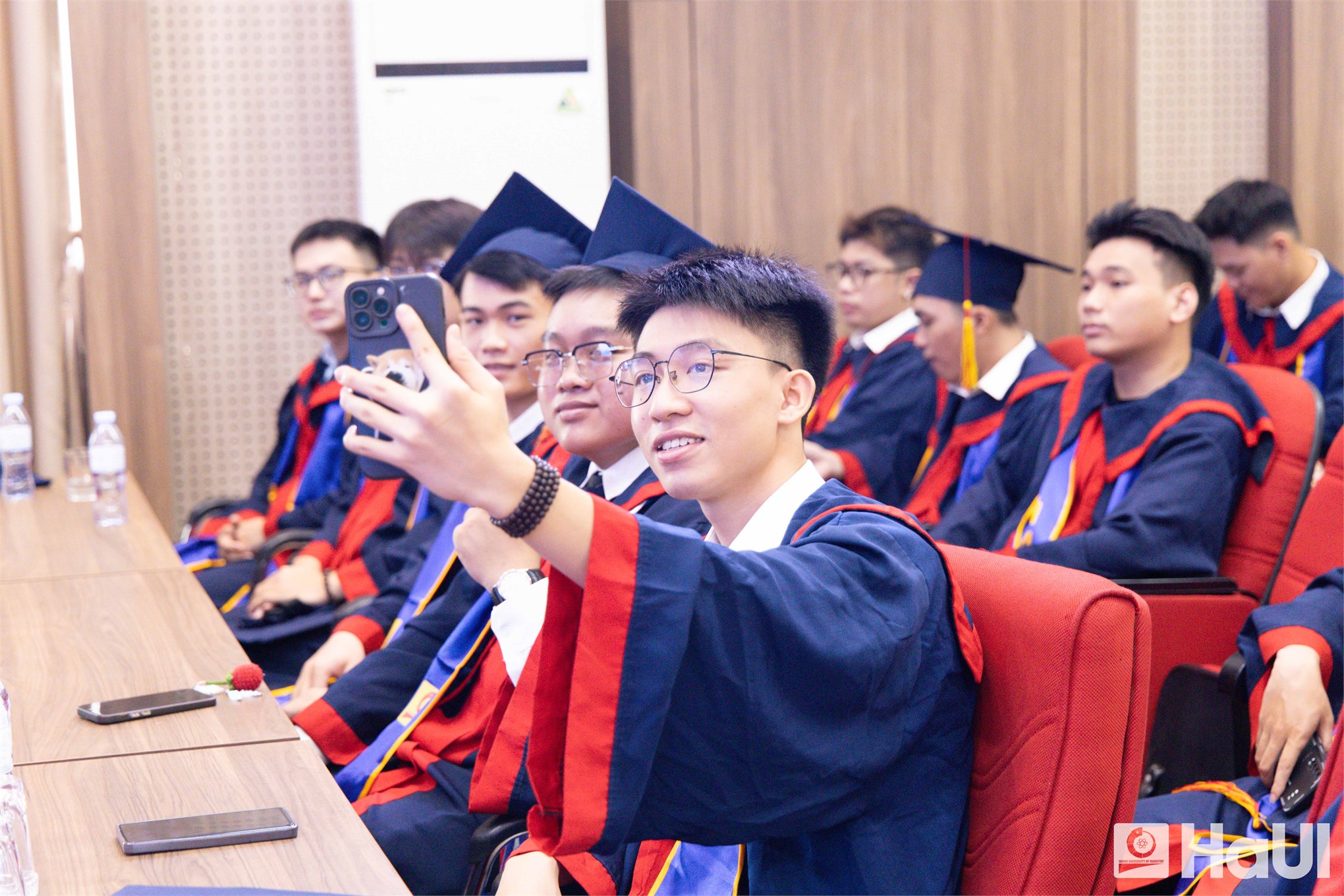 Trường Điện – Điện tử long trọng tổ chức Lễ Tốt nghiệp năm 2025: Hơn 1000 tân Kỹ sư, Cử nhân tự tin bước vào hành trình mới