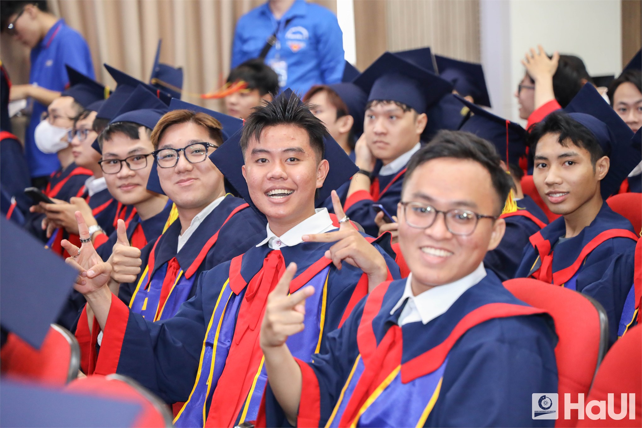 Trường Điện – Điện tử long trọng tổ chức Lễ Tốt nghiệp năm 2025: Hơn 1000 tân Kỹ sư, Cử nhân tự tin bước vào hành trình mới