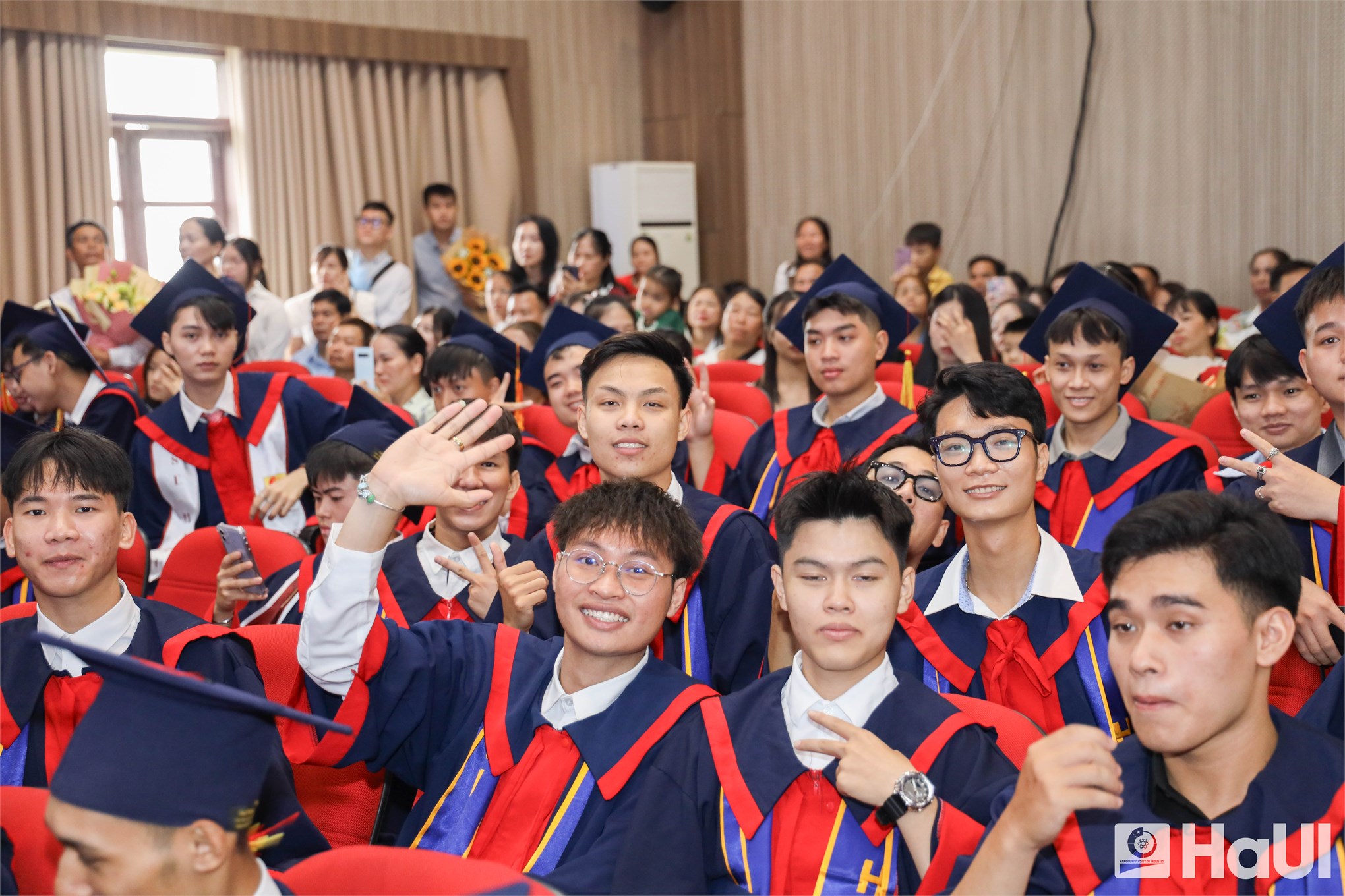 Trường Điện – Điện tử long trọng tổ chức Lễ Tốt nghiệp năm 2025: Hơn 1000 tân Kỹ sư, Cử nhân tự tin bước vào hành trình mới