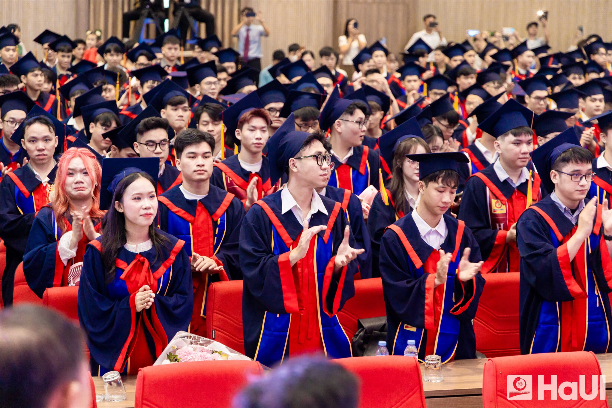 Trường Điện – Điện tử long trọng tổ chức Lễ Tốt nghiệp năm 2025: Hơn 1000 tân Kỹ sư, Cử nhân tự tin bước vào hành trình mới