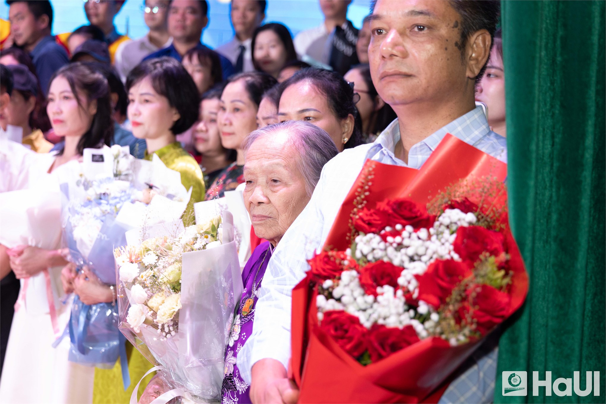 Trường Điện – Điện tử long trọng tổ chức Lễ Tốt nghiệp năm 2025: Hơn 1000 tân Kỹ sư, Cử nhân tự tin bước vào hành trình mới