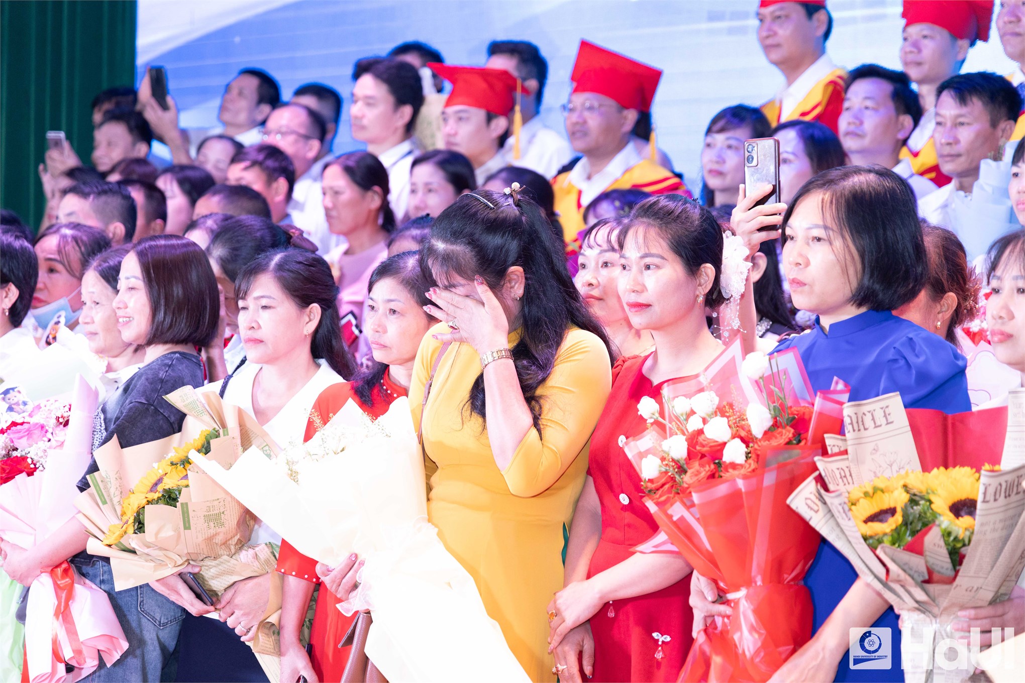 Trường Điện – Điện tử long trọng tổ chức Lễ Tốt nghiệp năm 2025: Hơn 1000 tân Kỹ sư, Cử nhân tự tin bước vào hành trình mới
