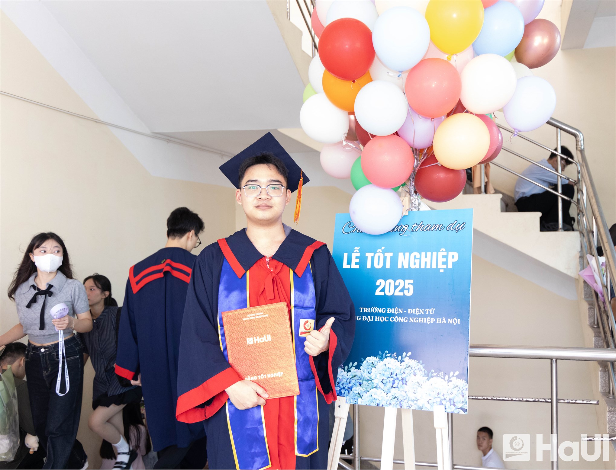 Trường Điện – Điện tử long trọng tổ chức Lễ Tốt nghiệp năm 2025: Hơn 1000 tân Kỹ sư, Cử nhân tự tin bước vào hành trình mới