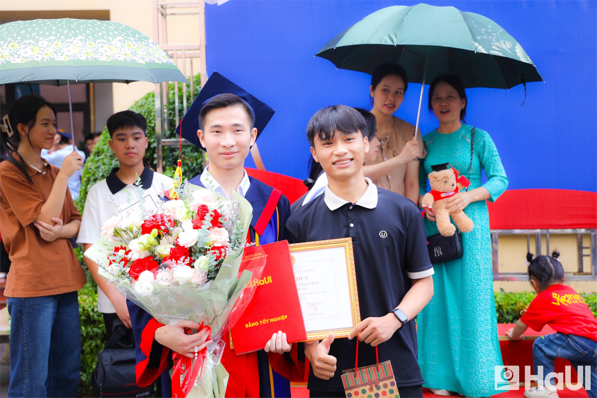 Trường Điện – Điện tử long trọng tổ chức Lễ Tốt nghiệp năm 2025: Hơn 1000 tân Kỹ sư, Cử nhân tự tin bước vào hành trình mới