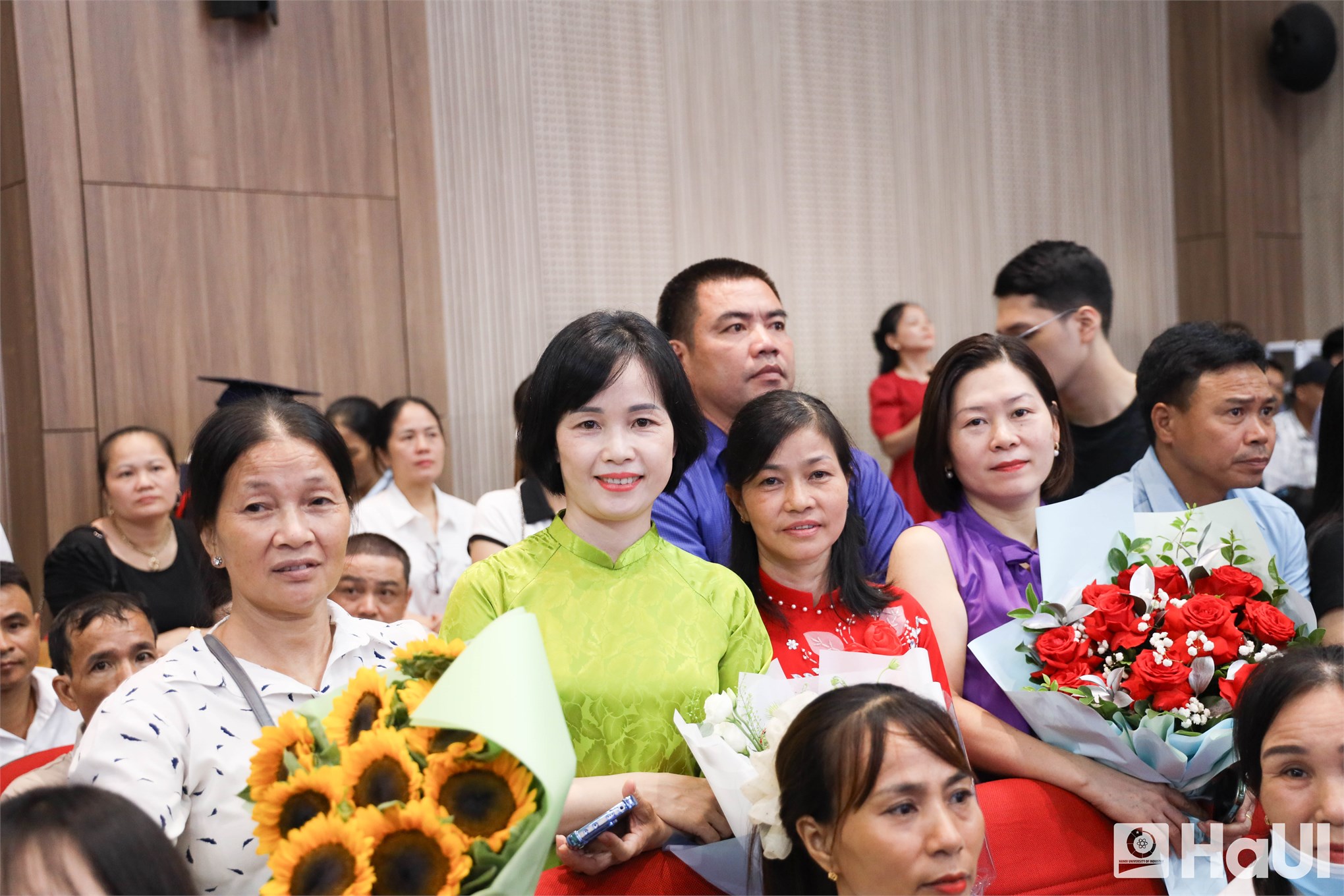 Trường Điện – Điện tử long trọng tổ chức Lễ Tốt nghiệp năm 2025: Hơn 1000 tân Kỹ sư, Cử nhân tự tin bước vào hành trình mới