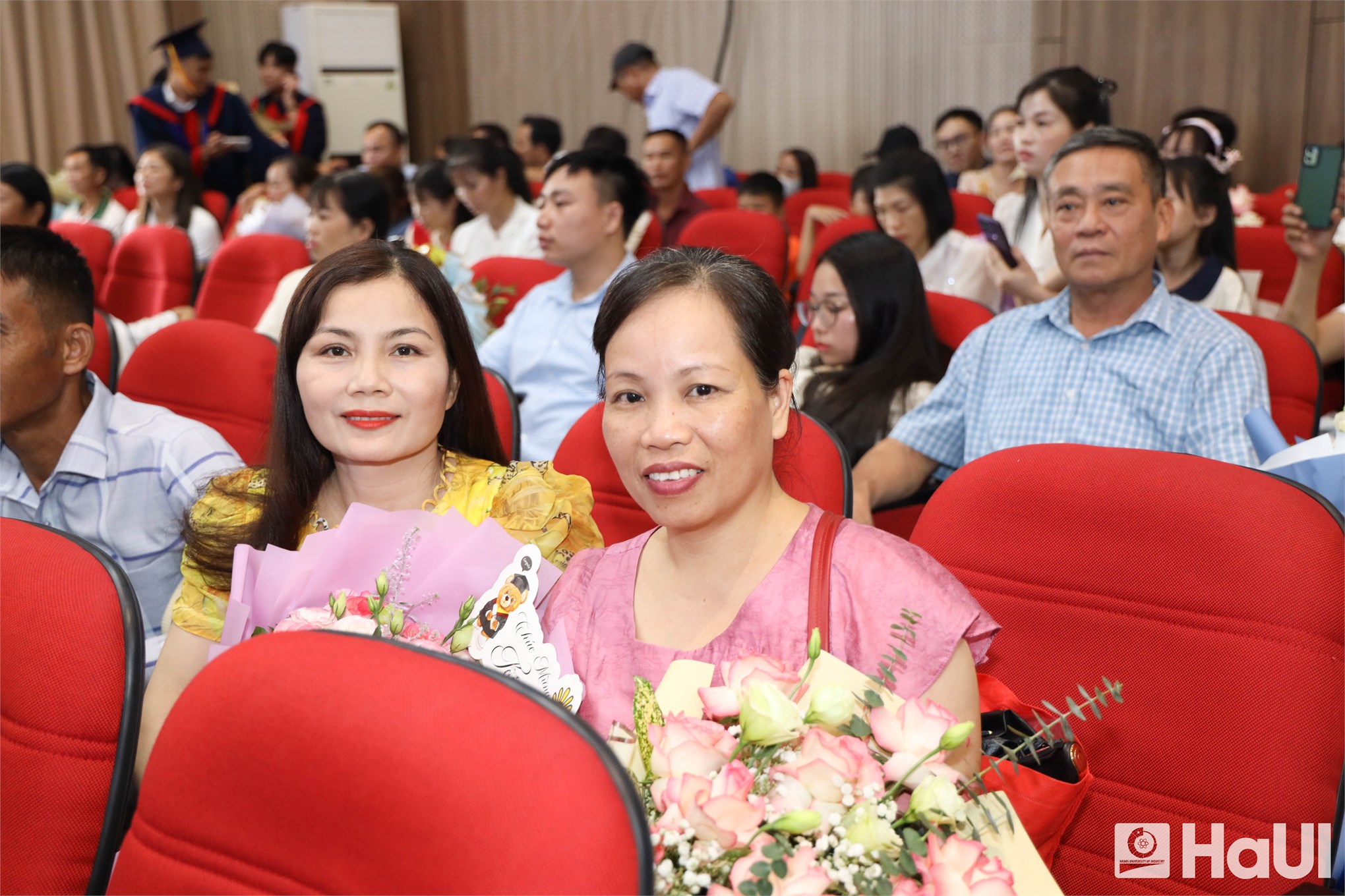 Trường Điện – Điện tử long trọng tổ chức Lễ Tốt nghiệp năm 2025: Hơn 1000 tân Kỹ sư, Cử nhân tự tin bước vào hành trình mới