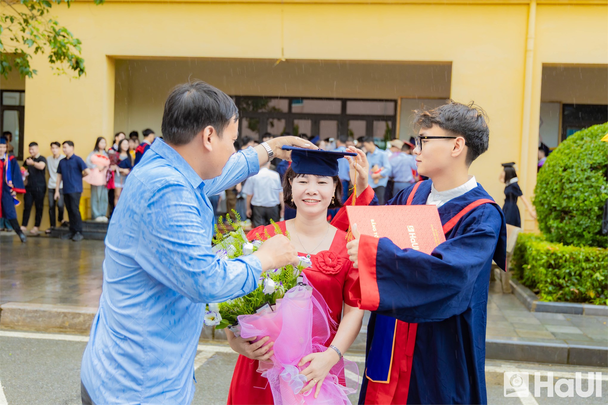 Trường Điện – Điện tử long trọng tổ chức Lễ Tốt nghiệp năm 2025: Hơn 1000 tân Kỹ sư, Cử nhân tự tin bước vào hành trình mới